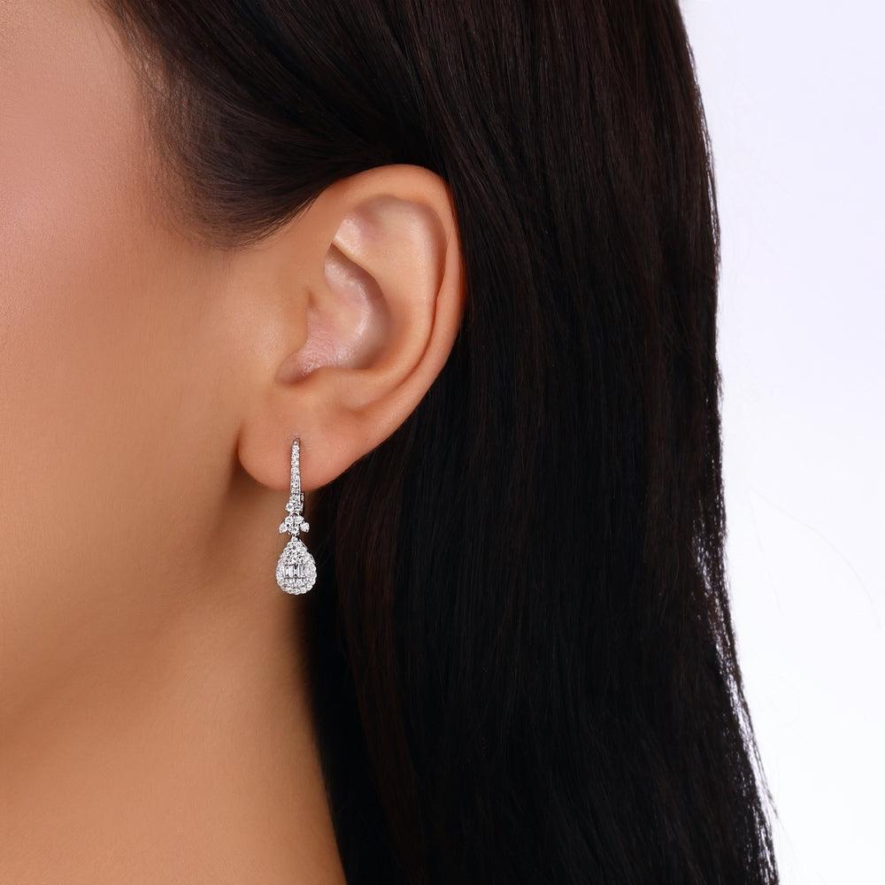 0.62 Karat Baget Pırlantalı Küpe